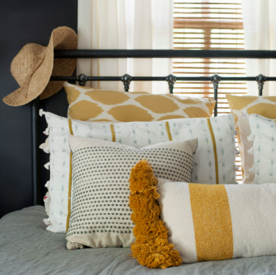 How to Choose the Perfect Pillows for Your Room Makeover