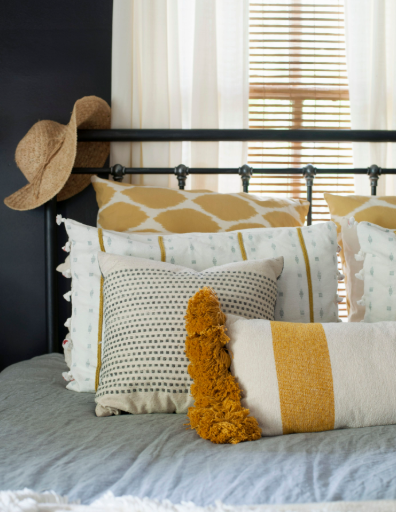 How to Choose the Perfect Pillows for Your Room Makeover