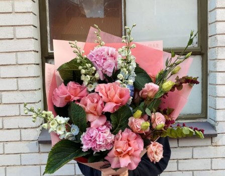 How to Send Flowers to Her the Right Way: A Complete Guide